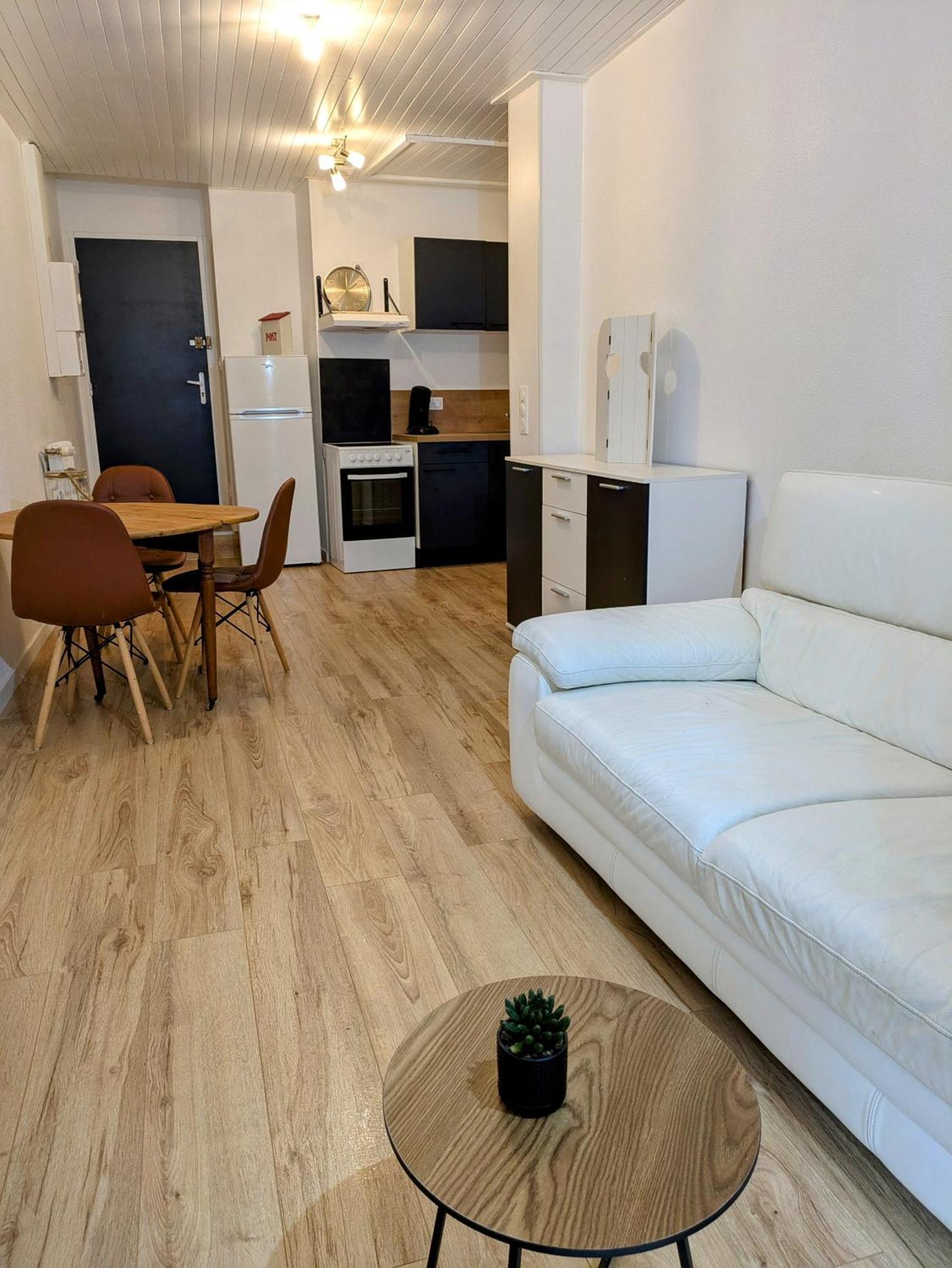 Sous La Tour Apartment Poligny  Exterior photo