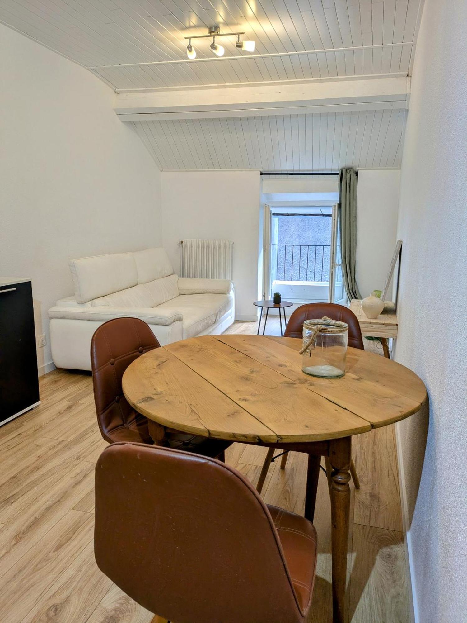 Sous La Tour Apartment Poligny  Exterior photo